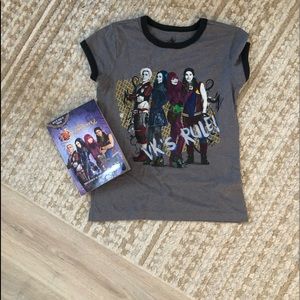 Defendants bundle (girls size 7-8 shirt and chapter book)